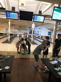 Bowling, Leo und Florian bei der Suche nach dem richtigen Ball